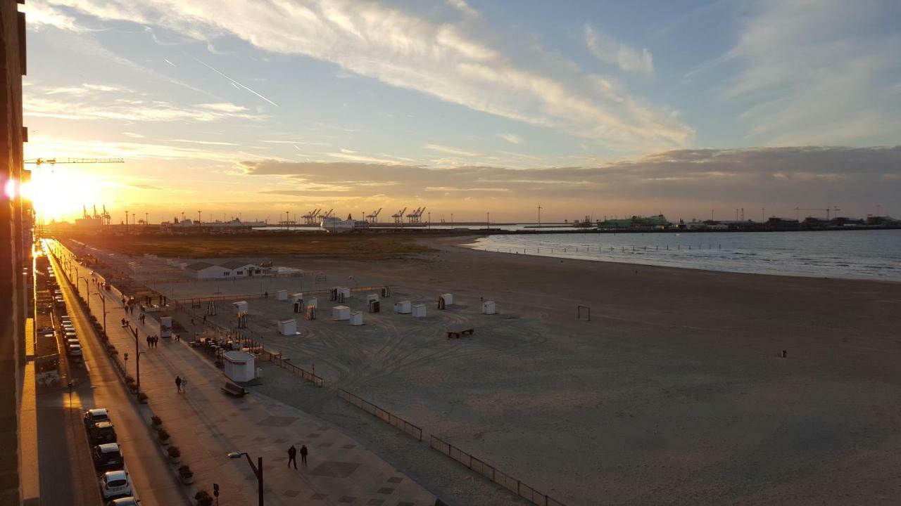 Modern Appartement Met Frontaal Zeezicht En Prive Parking Knokke-Heist Bagian luar foto